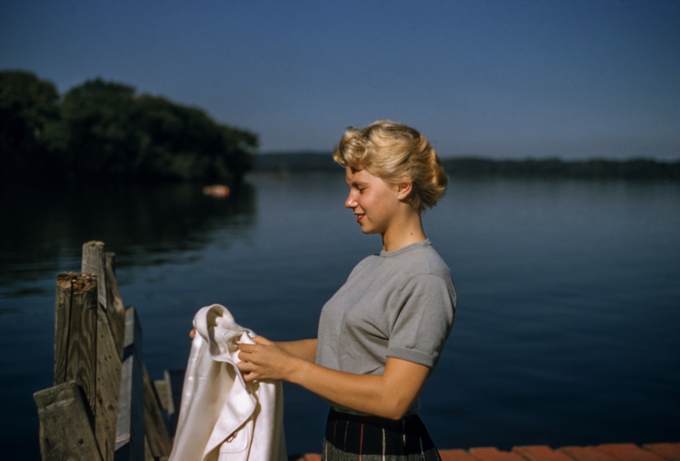 Girl wearing gray crewneck t-shirt