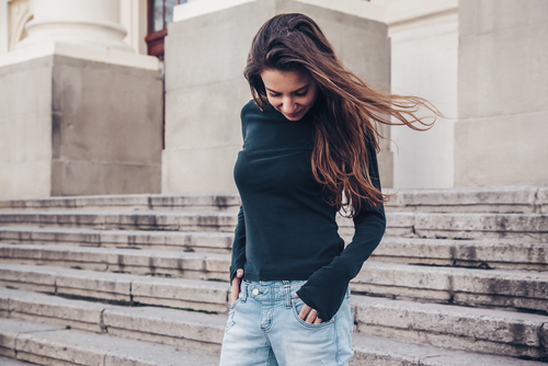 woman wearing black long sleeve shirt